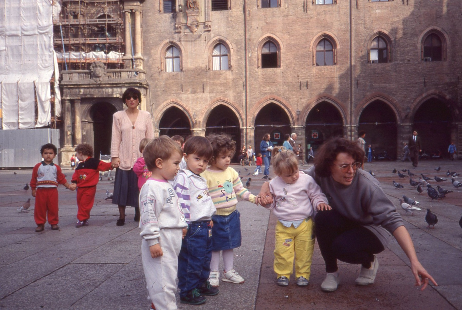 Gita del Nido Peter Pan: in piazza Maggiore a Bologna, 1989 - © Tutti i diritti riservati